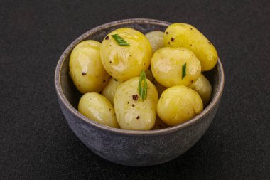 Kasede taze haşlanmış patates soğan servis edildi.