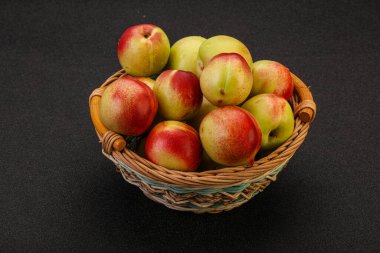 Sepette küçük yeşil nektarinler