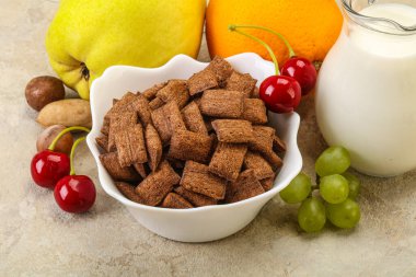 Mısır boğucu pedler, meyveler ve sütle kahvaltı