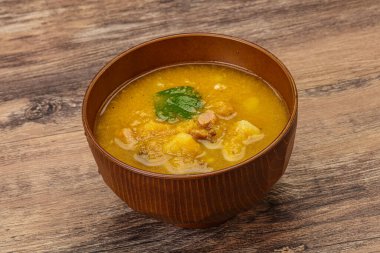 Füme et ve sebzeli bezelye çorbası.