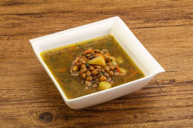 Geleneksel tavuk ve sebzeli mercimek çorbası.