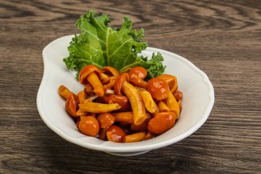 Terbiye edilmiş mantar. Kasede küçük bal aromalı.