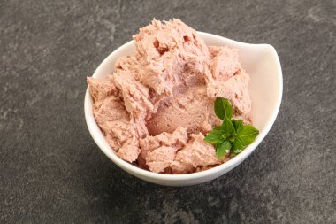 Karaciğer ezmesi kasede fesleğen yaprağı servis edilir.