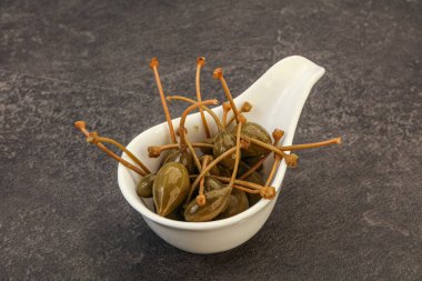 Lezzetli kapari meyveleri kasede 