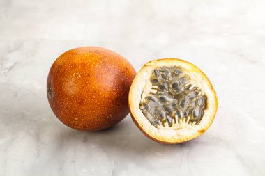 Dilimlenmiş tropik tatlı ve sulu Tutku meyvesi