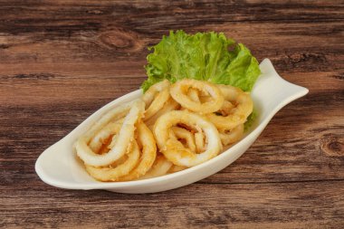 Kavrulmuş kalamar halkaları ve kasede salata.