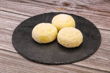 Çiğ patates ezmesi - doldurulmuş patates pirzolası - pişirmek için.