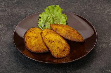 Fırında patates ve biberiye servis edilen baharatlar.