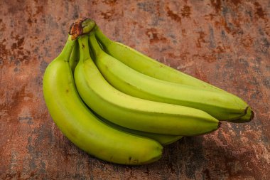 Yeşil tatlı lezzetli muz yığını izole