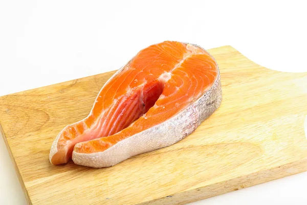 木の板に鮭の赤魚の生ステーキ — ストック写真