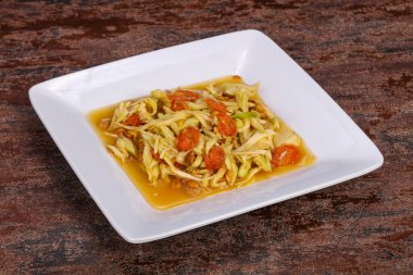 Deniz mahsullü yeşil mango salatası - yengeç ve karides