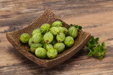 Yapraklı taze, yeşil, tatlı bektaşi üzümü.