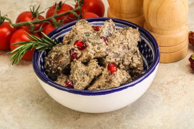 Krema soslu tavuk ciğeri biberiye servis edildi.