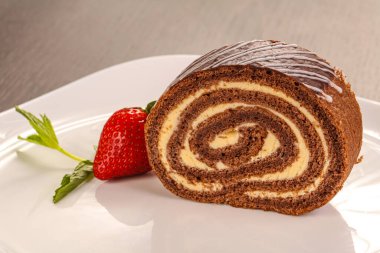 Lezzetli çikolatalı kek çilekli servis edilir.