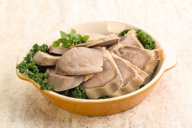 Dilimlenmiş domuz dili aperatifi. Fesleğen servis edildi.