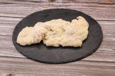 Kızartma için çiğ domuz eti şnitzel.