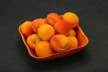 Taze, tatlı, birkaç kayısı meyvesi.