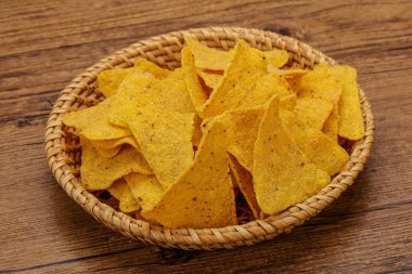 Meksika mısır cipsi üçgen yığını.