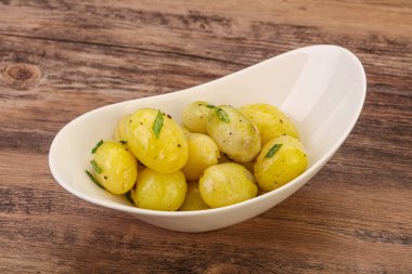 Kasede taze haşlanmış patates soğan servis edildi.