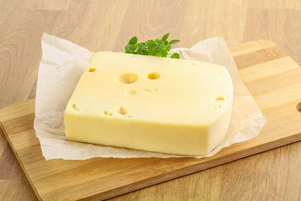 Maasdam Mattone Formaggio Sopra Bordo — Foto Stock