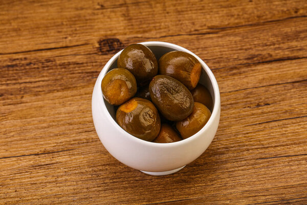 Маринованные фрукты фейхоа в миске