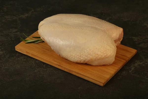 Rohe Hühnerbrust Mit Haut Serviert Rosmarin — Stockfoto