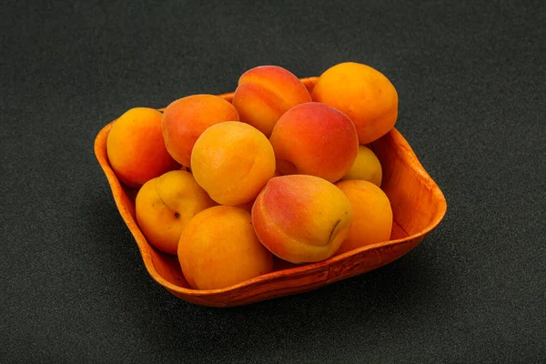 Taze, tatlı, birkaç kayısı meyvesi.