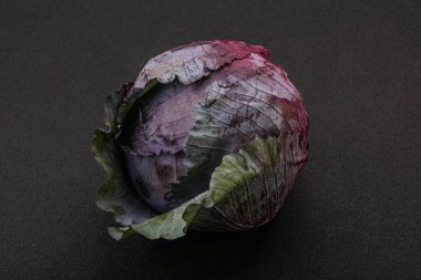 Doğal olgun organik mor lahana yalıtılmış.