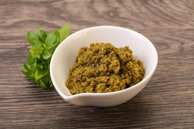 Fesleğen ve sedir fıstıklı yeşil sos sosu.