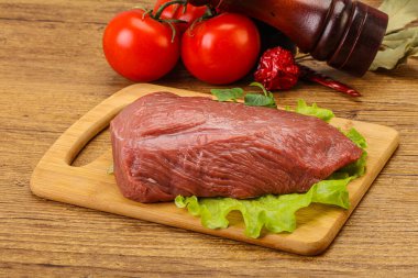 Pişirmek için çiğ et parçası.