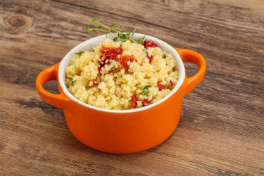 Vejetaryen yemeği - sebzeli kuskus ve maydanoz.