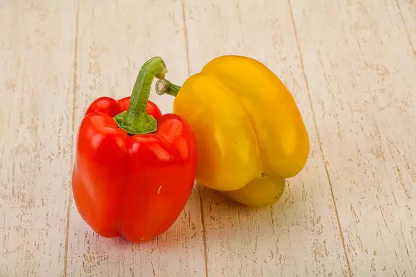 Zwei Reife Süße Bulgarische Paprika — Stockfoto