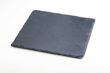 Siyah taş tahtası beyaz arkaplanda izole edildi