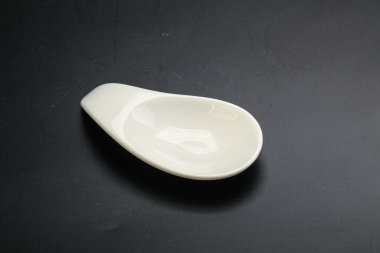 Siyahın üzerine servis için beyaz leke.