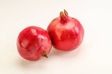 Taze, sulu ve tatlı nar meyvesi.