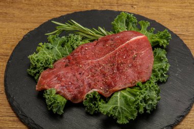 Baharatlı ızgara için çiğ biftek.