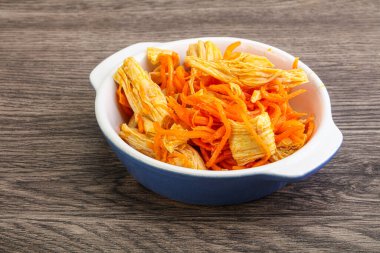 Havuçlu ve baharatlı Kore soya kuşkonmazı.