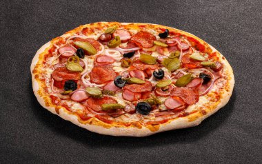 Sosis ve sebzeli İtalyan geleneksel pizzası.