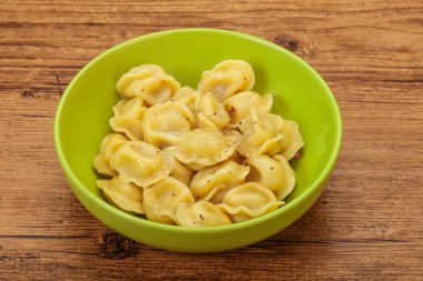 Et ve baharatlı Rus geleneksel hamur tatlısı.