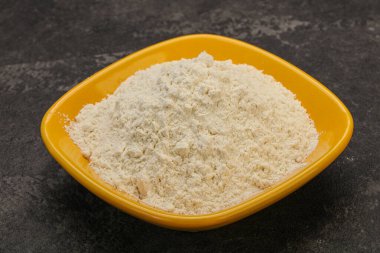 Buğday unu kasede yemek pişirmek için.