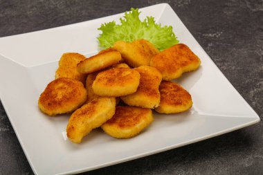 Kızarmış tavuk nugget. Salata yaprakları.
