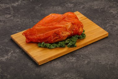 Baharatlı ve otlu füme tavuk göğsü.