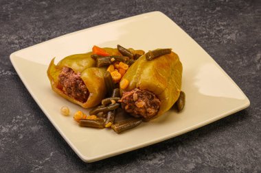 Doldurulmuş dolma dolma biber, et ve pilav.