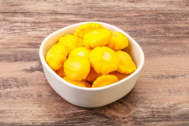 Kasede marine edilmiş bebek pastaları var.