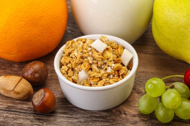 Organik granola ve sütle kahvaltı