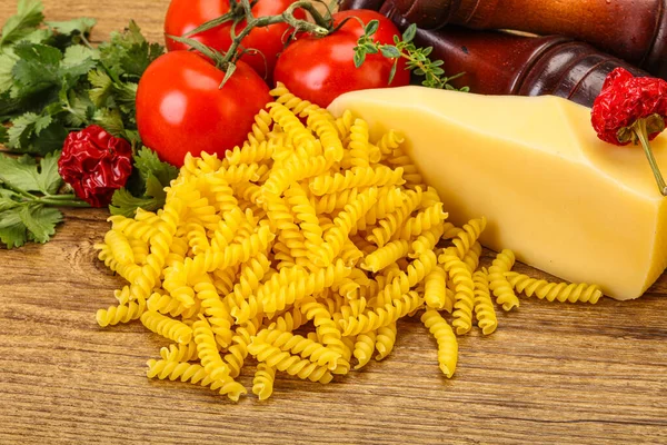 Pâtes Italiennes Crues Fusilli Pour Cuisiner Avec Des Légumes — Photo