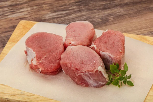 Roh Schweinemedaillon Serviert Rosmarin Zum Kochen lizenzfreie Stockbilder