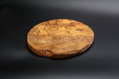 Mutfak için siyah arkaplan üzerine zeytin ağacı tahtası