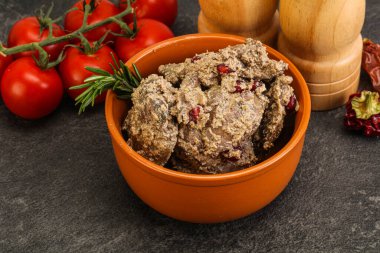 Krema soslu tavuk ciğeri biberiye servis edildi.