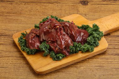 Pişirmek için çiğ tavuk ciğeri.